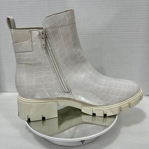 Journee Collection Jeeva Zip Block Heel Bootie. Size‎ 9. Color Ivory
